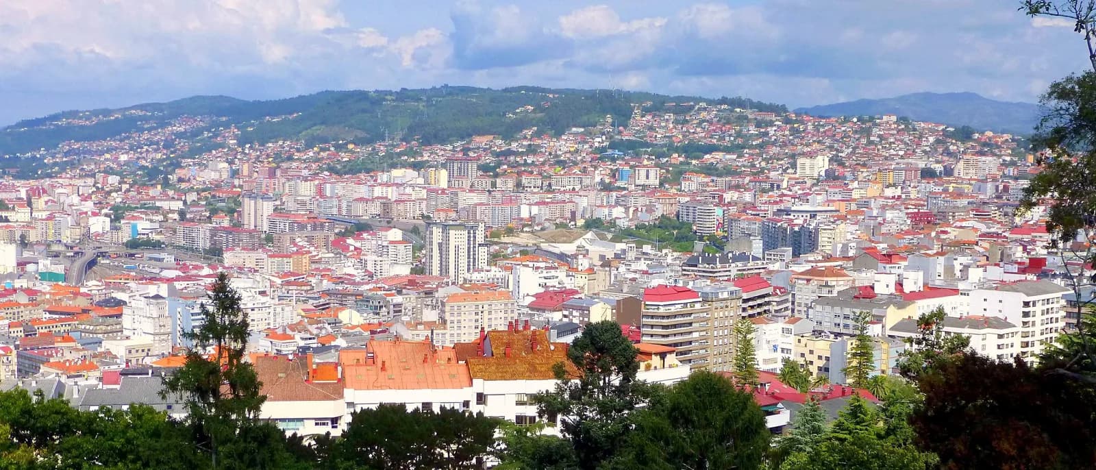 Panorámica dos tellados de Vigo e da ría desde un miradoiro